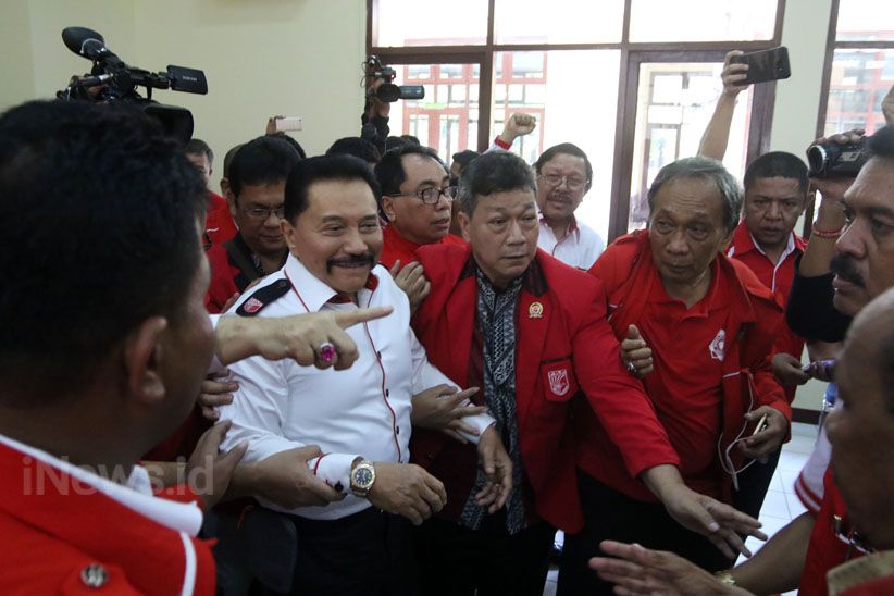 Hendropriyono Dipanggul Pendukung Usai PKPI Menang Gugatan PTUN - Bagian 2