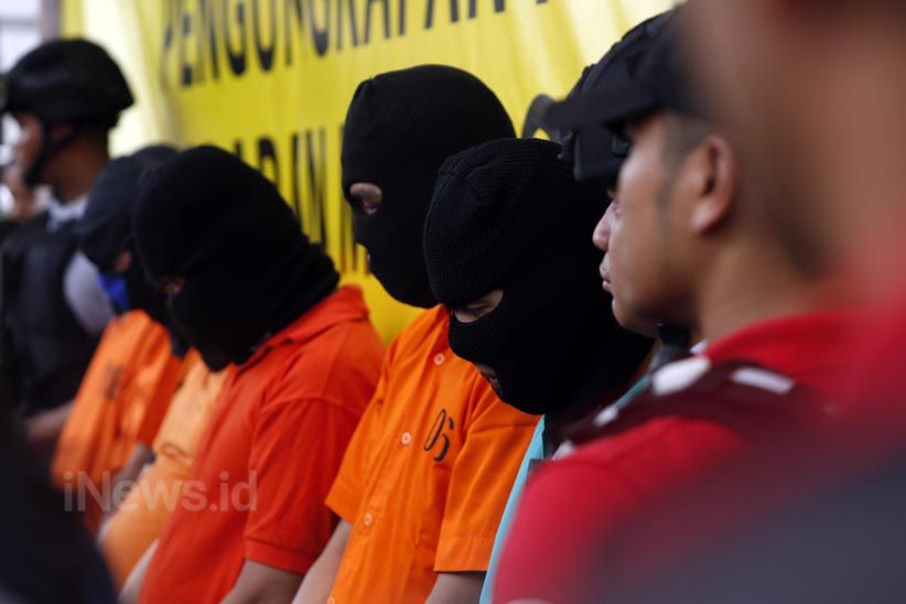 Polisi Ungkap Peredaran Miras Oplosan Berkadar Alkohol 96 Persen - Bagian 9