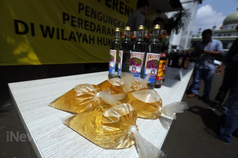 Polisi Ungkap Peredaran Miras Oplosan Berkadar Alkohol 96 Persen - Bagian 7