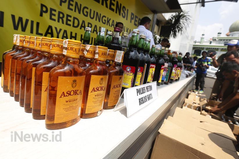 Polisi Ungkap Peredaran Miras Oplosan Berkadar Alkohol 96 Persen - Bagian 6