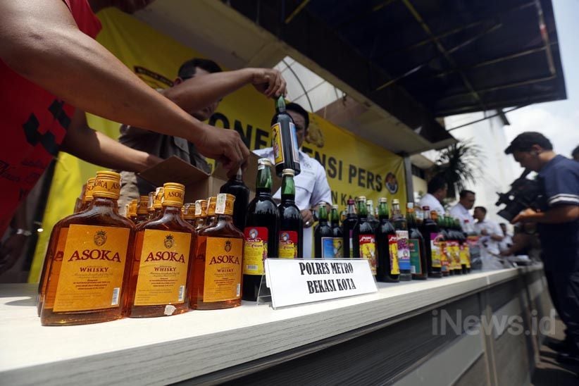 Polisi Ungkap Peredaran Miras Oplosan Berkadar Alkohol 96 Persen - Bagian 4