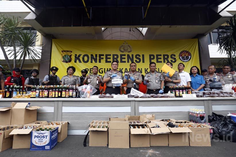 Polisi Ungkap Peredaran Miras Oplosan Berkadar Alkohol 96 Persen - Bagian 2
