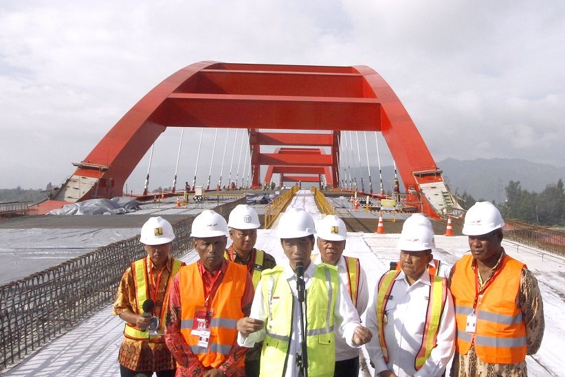 Presiden Jokowi Tinjau Pembangunan Jembatan Holtekamp Papua - Bagian 2