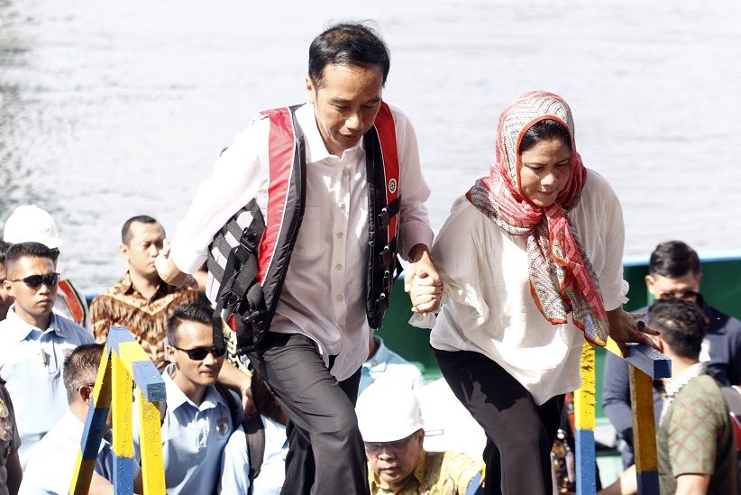 Presiden Jokowi Tinjau Pembangunan Jembatan Holtekamp Papua - Bagian 3