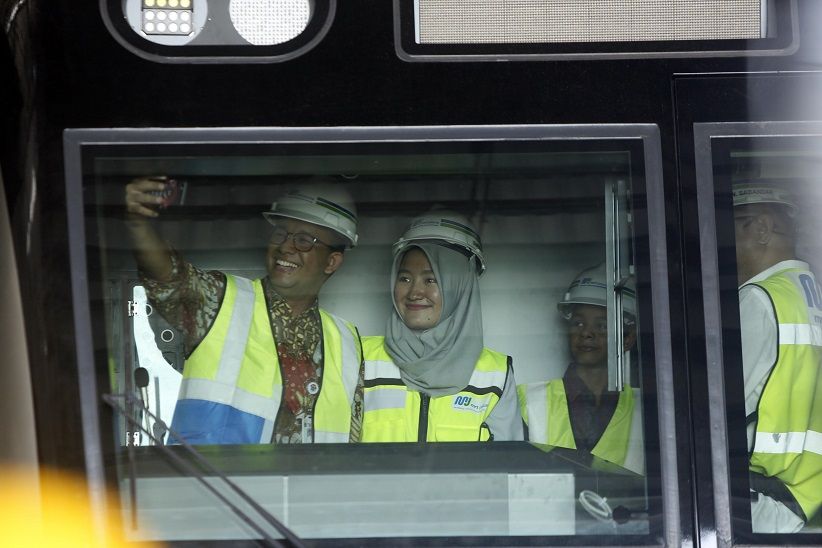 Anies Ditemani Anak Tinjau Gerbong MRT di Depo Lebak Bulus - Bagian 1