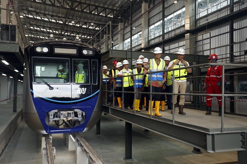 Anies Ditemani Anak Tinjau Gerbong MRT di Depo Lebak Bulus - Bagian 3