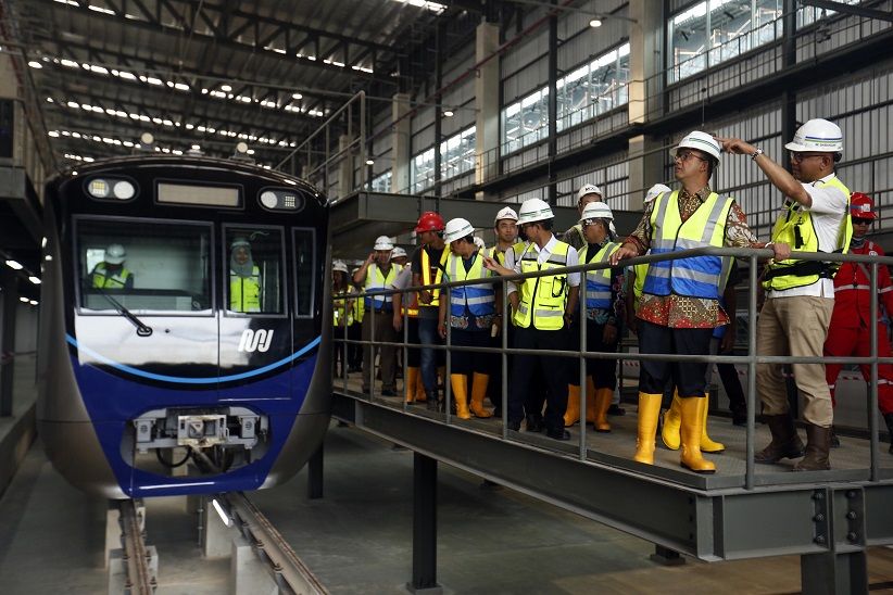 Anies Ditemani Anak Tinjau Gerbong MRT di Depo Lebak Bulus - Bagian 2