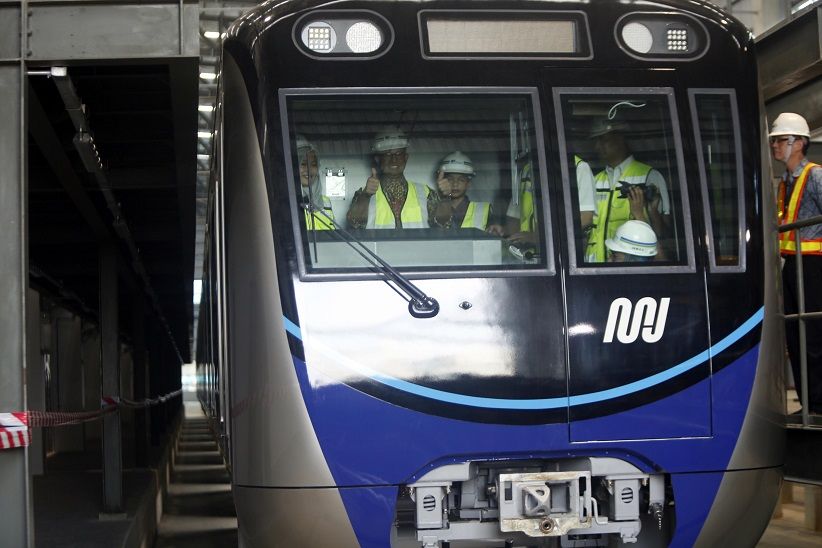 Anies Ditemani Anak Tinjau Gerbong MRT di Depo Lebak Bulus - Bagian 4