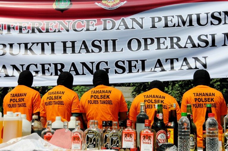 Tewaskan Banyak Orang, Ribuan Botol Miras Oplosan Dimusnahkan - Bagian 4