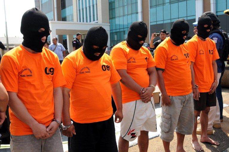 Tewaskan Banyak Orang, Ribuan Botol Miras Oplosan Dimusnahkan - Bagian 3