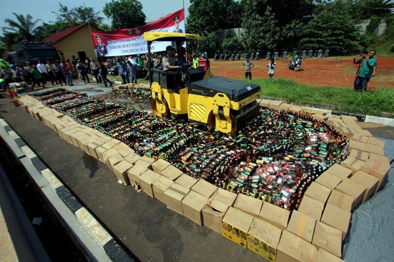 Tewaskan Banyak Orang, Ribuan Botol Miras Oplosan Dimusnahkan - Bagian 1