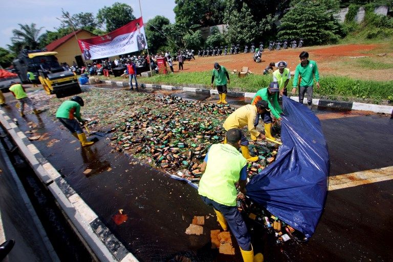 Tewaskan Banyak Orang, Ribuan Botol Miras Oplosan Dimusnahkan - Bagian 2
