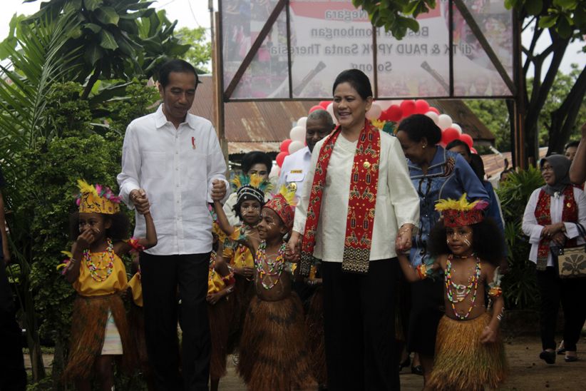 Kunjungi TK di Papua Barat, Jokowi Ajak Anak-Anak Bernyanyi dan Bermain - Bagian 2