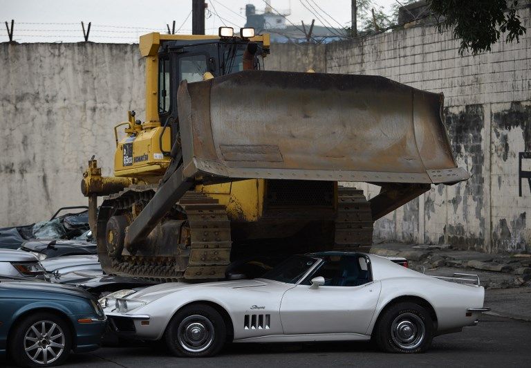 Hasil Korupsi, Mobil Mewah Senilai Rp16,2 Miliar Dilindas Buldozer - Bagian 1