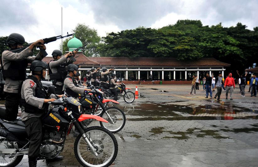 Pasukan Antihuru-hara Polres Serang Lumpuhkan Massa Anarkis - Bagian 2