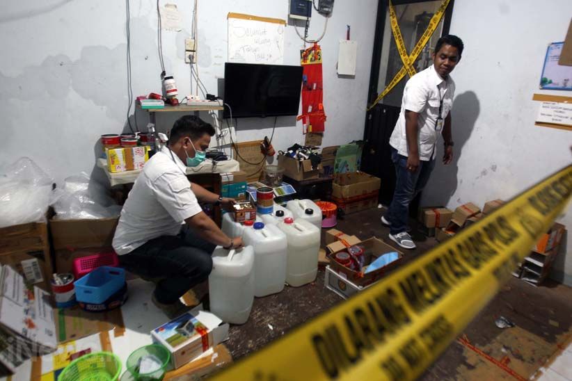 Polisi Ungkap Pabrik Pembuatan Parfum Palsu - Bagian 3