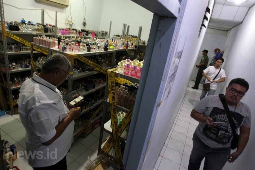 Polisi Ungkap Pabrik Pembuatan Parfum Palsu - Bagian 5