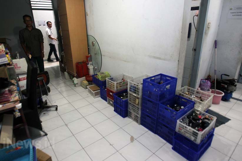 Polisi Ungkap Pabrik Pembuatan Parfum Palsu - Bagian 7
