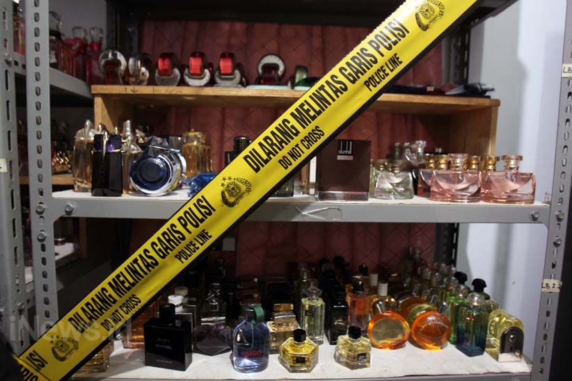 Polisi Ungkap Pabrik Pembuatan Parfum Palsu - Bagian 2
