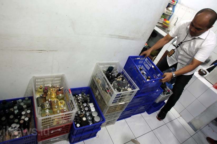 Polisi Ungkap Pabrik Pembuatan Parfum Palsu - Bagian 6