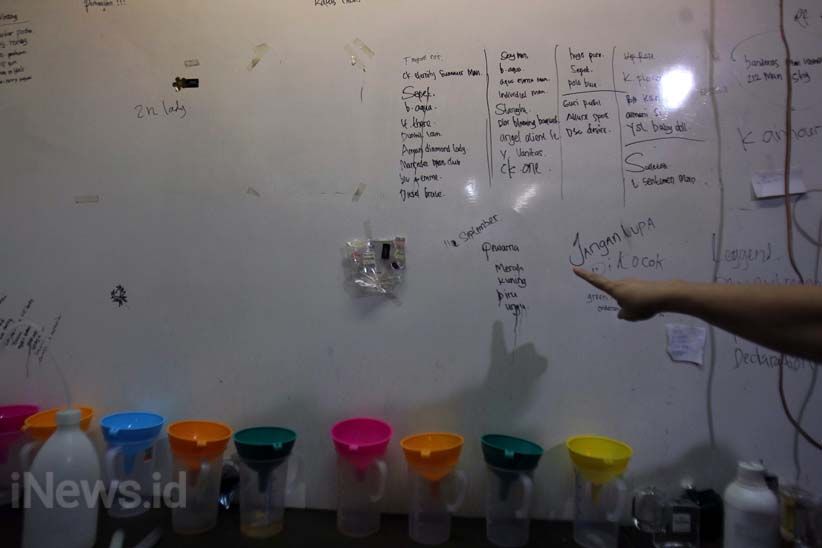 Polisi Ungkap Pabrik Pembuatan Parfum Palsu - Bagian 8
