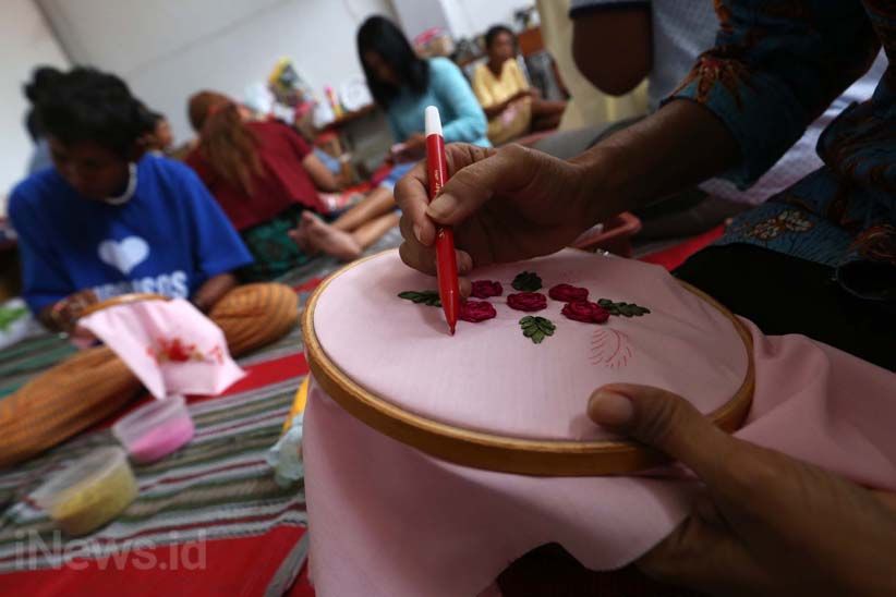 Penyandang Masalah Kesejahteraan Sosial Dibekali Latihan Kerajinan Tangan  - Bagian 2