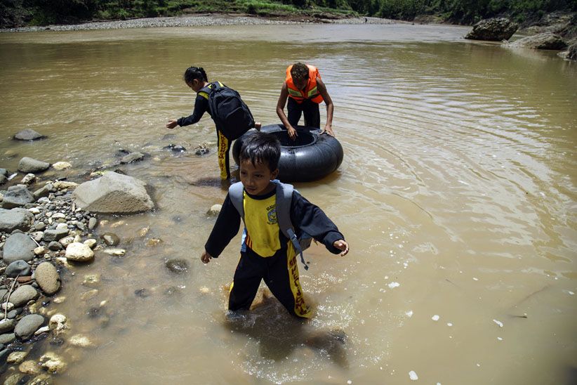Pelajar Ini Sebrangi Sungai Pakai Ban untuk Bersekolah - Bagian 2