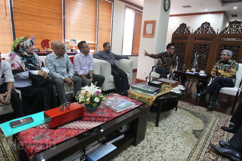 Rekan Seprofesi Ditahan di Hongkong, Komedian Datangi Kemenlu - Bagian 3