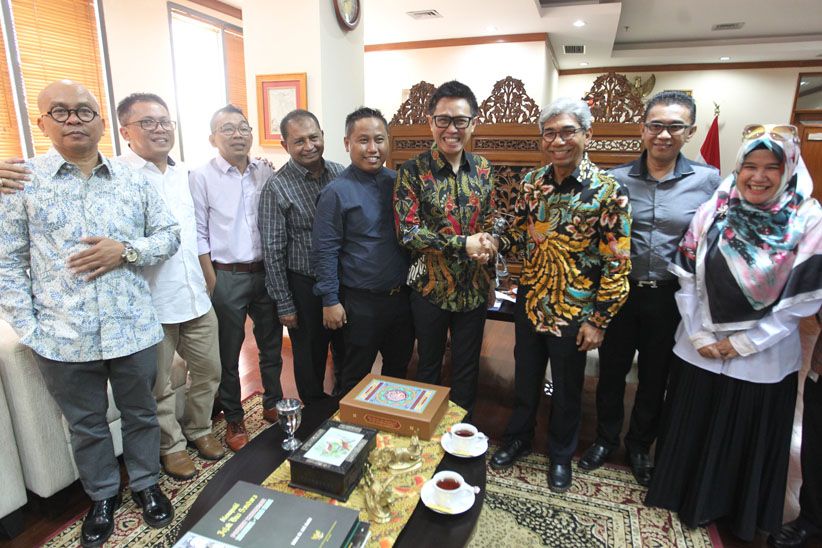 Rekan Seprofesi Ditahan di Hongkong, Komedian Datangi Kemenlu - Bagian 2