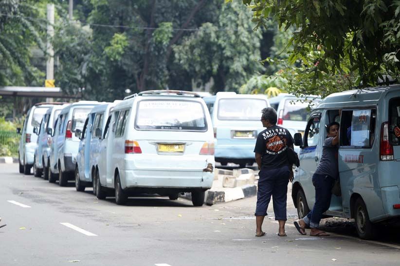Sopir Mikrolet M44 Protes Rute TransJakarta karena Pengaruhi Omzet - Bagian 5