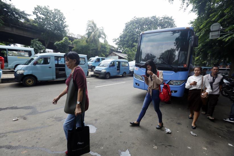 Sopir Mikrolet M44 Protes Rute TransJakarta karena Pengaruhi Omzet - Bagian 2
