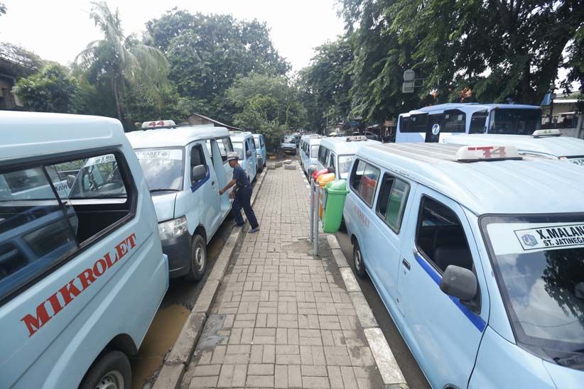 Sopir Mikrolet M44 Protes Rute TransJakarta karena Pengaruhi Omzet - Bagian 1
