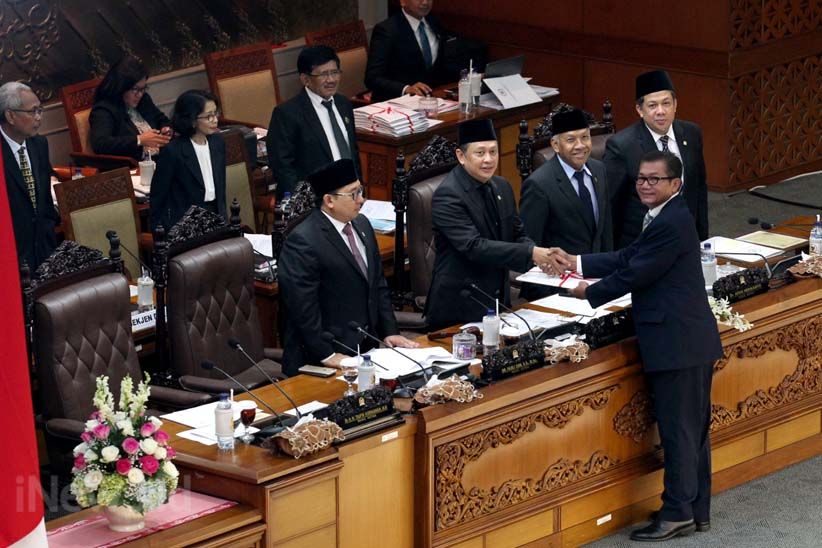 Tulisan Kami Butuh Kritik! Muncul di Layar Sidang Paripurna DPR - Bagian 6