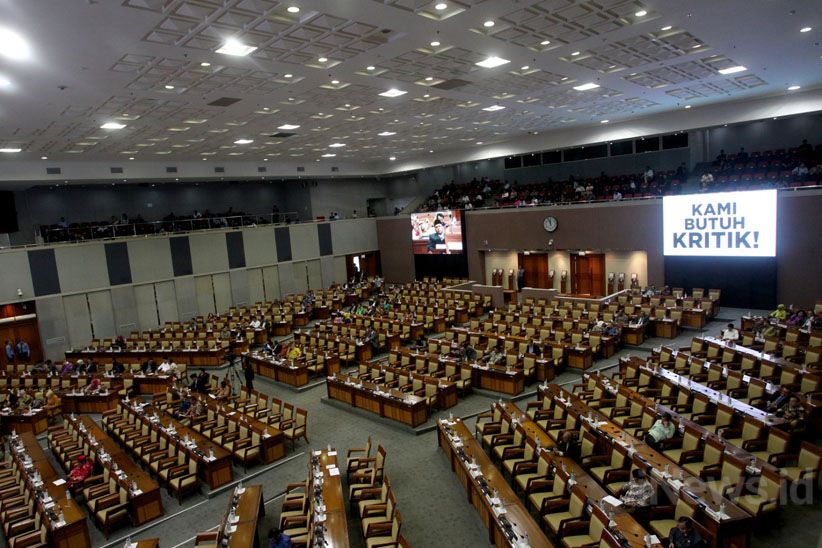Tulisan Kami Butuh Kritik! Muncul di Layar Sidang Paripurna DPR - Bagian 3