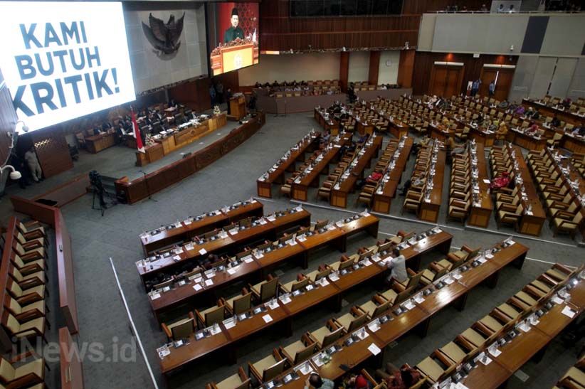 Tulisan Kami Butuh Kritik! Muncul di Layar Sidang Paripurna DPR - Bagian 4
