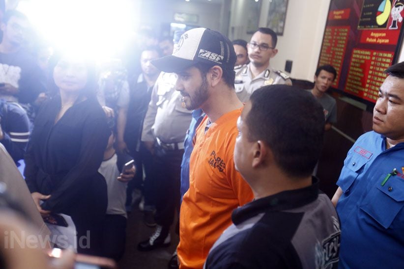 Ekspresi Fachri Albar Saat Ditangkap Polisi karena Narkoba - Bagian 5