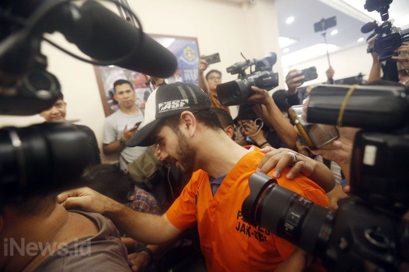 Ekspresi Fachri Albar Saat Ditangkap Polisi karena Narkoba - Bagian 6