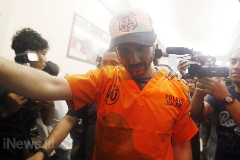 Ekspresi Fachri Albar Saat Ditangkap Polisi karena Narkoba - Bagian 7