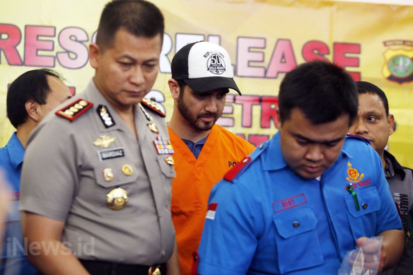 Ekspresi Fachri Albar Saat Ditangkap Polisi karena Narkoba - Bagian 8