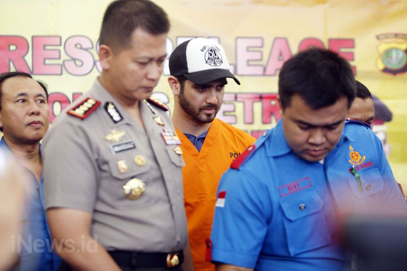 Ekspresi Fachri Albar Saat Ditangkap Polisi karena Narkoba - Bagian 9