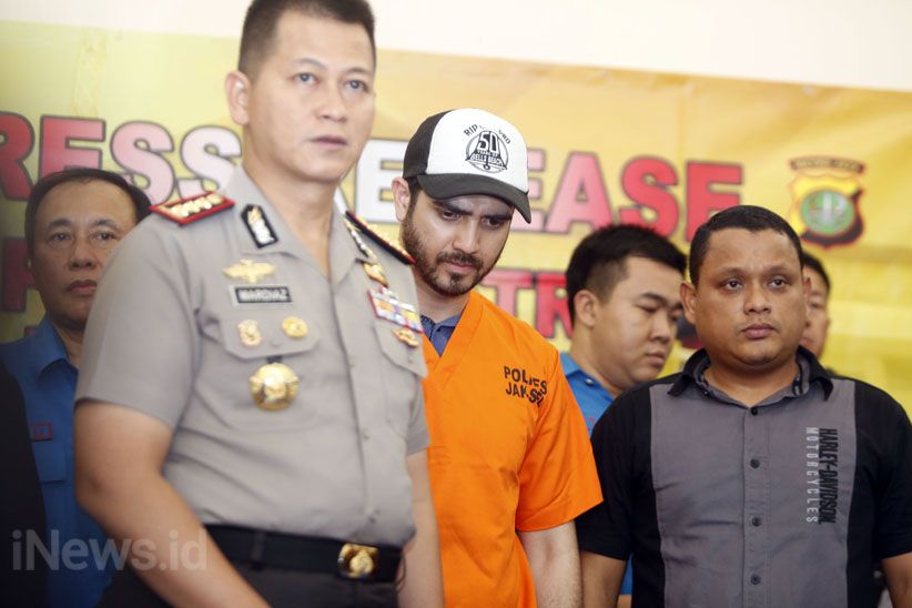 Ekspresi Fachri Albar Saat Ditangkap Polisi karena Narkoba - Bagian 10