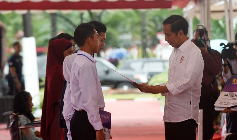 Presiden Jokowi Bagikan Kartu PKH kepada Warga Sulsel - Bagian 4