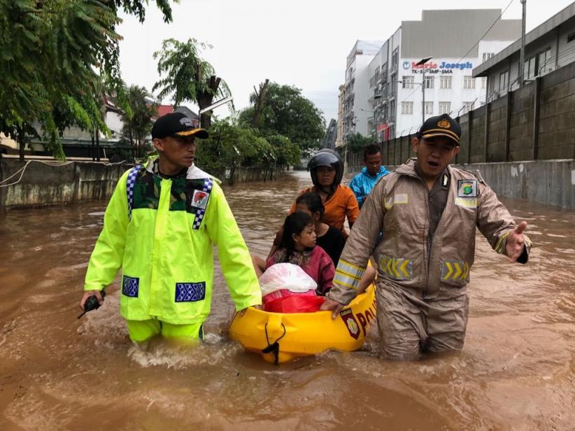 Polsek Kelapa Gading Bantu Warga Lewati Banjir - Bagian 4