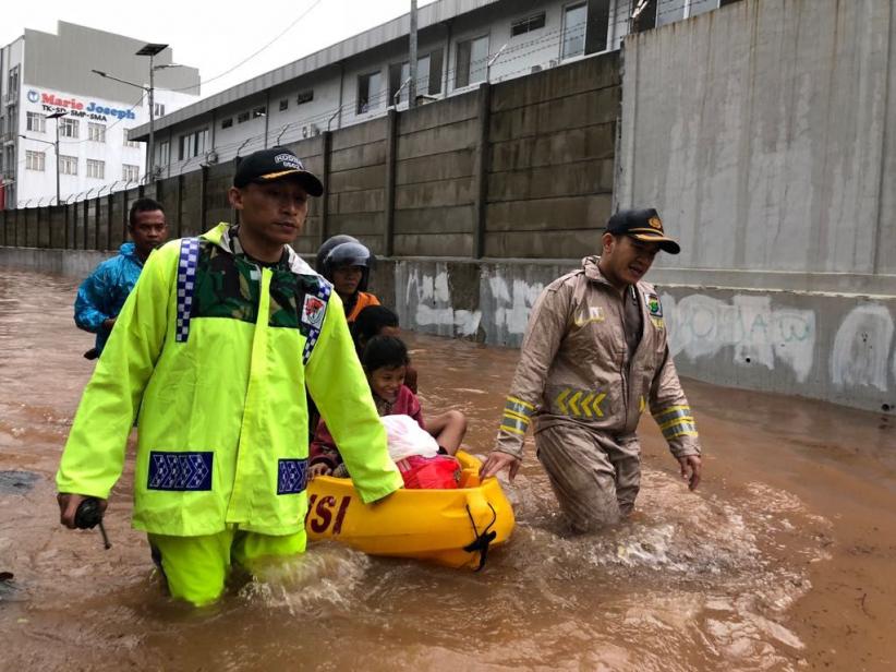 Polsek Kelapa Gading Bantu Warga Lewati Banjir - Bagian 2