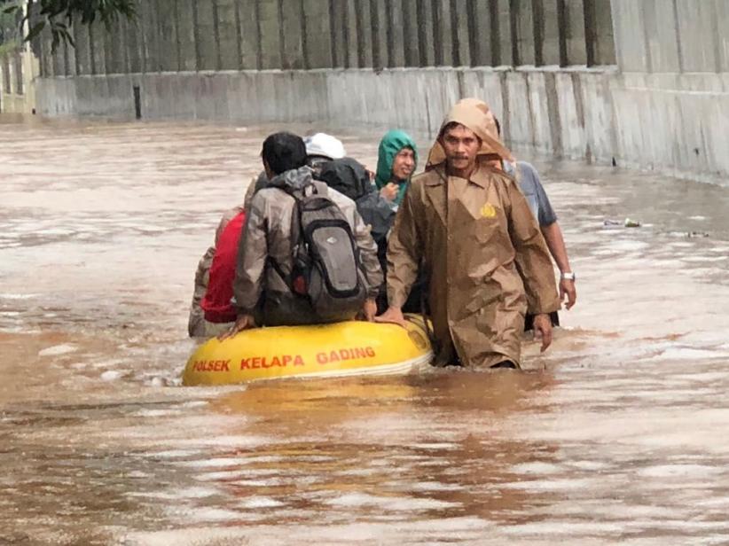 Polsek Kelapa Gading Bantu Warga Lewati Banjir - Bagian 7