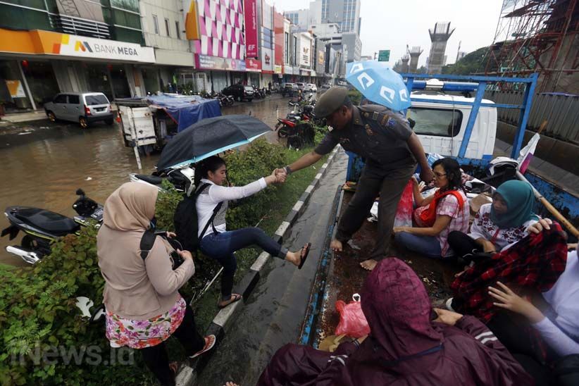 Kelapa Gading Banjir, Warga Dievakuasi Pakai Truk - Bagian 3