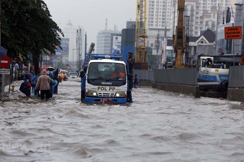 Kelapa Gading Banjir, Warga Dievakuasi Pakai Truk - Bagian 4