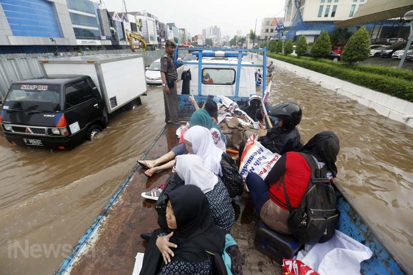 Kelapa Gading Banjir, Warga Dievakuasi Pakai Truk - Bagian 2