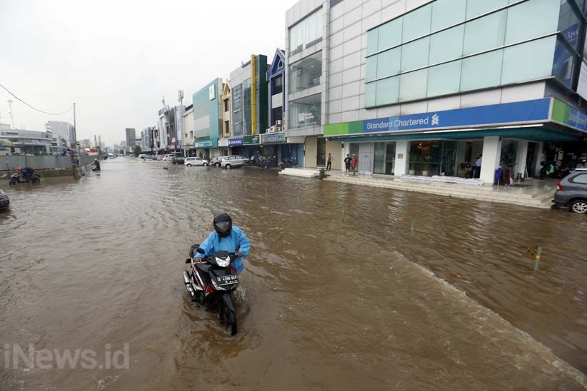 Kelapa Gading Banjir, Warga Dievakuasi Pakai Truk - Bagian 6