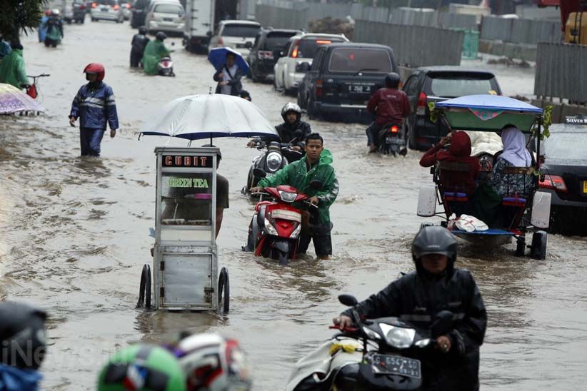 Kelapa Gading Banjir, Warga Dievakuasi Pakai Truk - Bagian 9